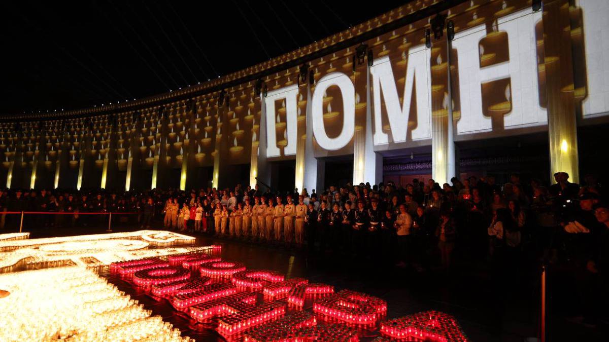 Десятки тысяч свечей зажгли у Музея Победы в память о героях ВОВ