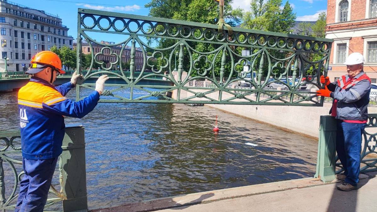 Ремонт Поцелуева моста после аварии с упавшим в реку автобусом завершили в Петербурге