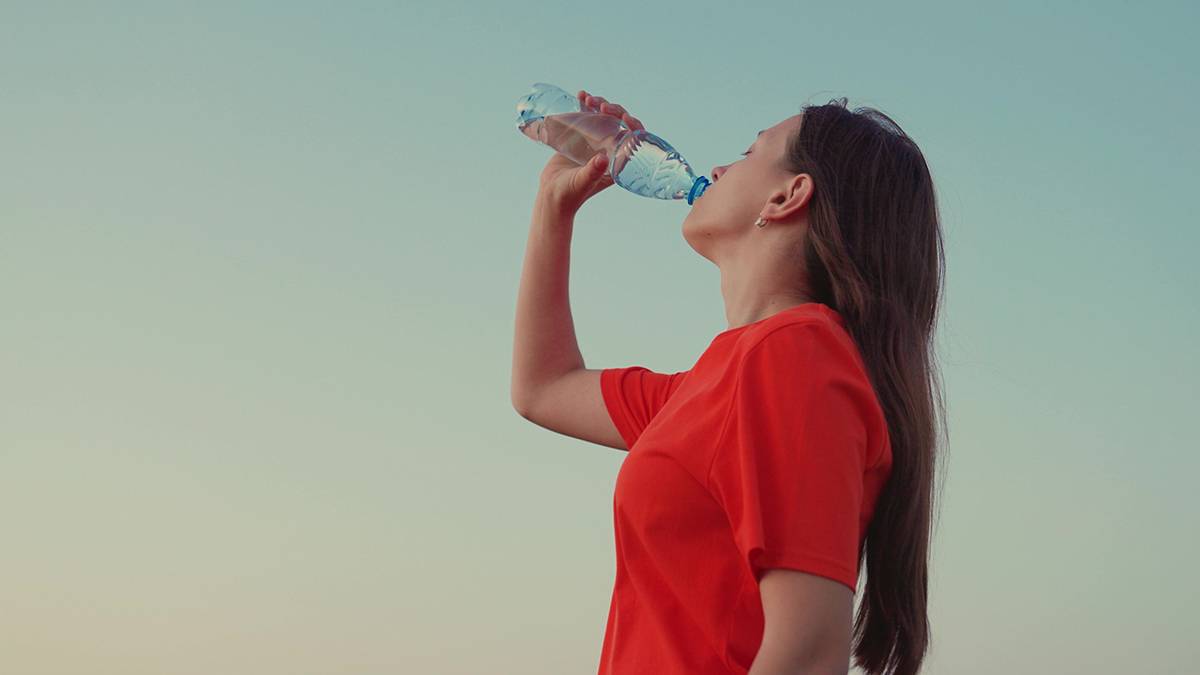 Диетолог Русакова рассказала, как пить воду без возникновения отеков