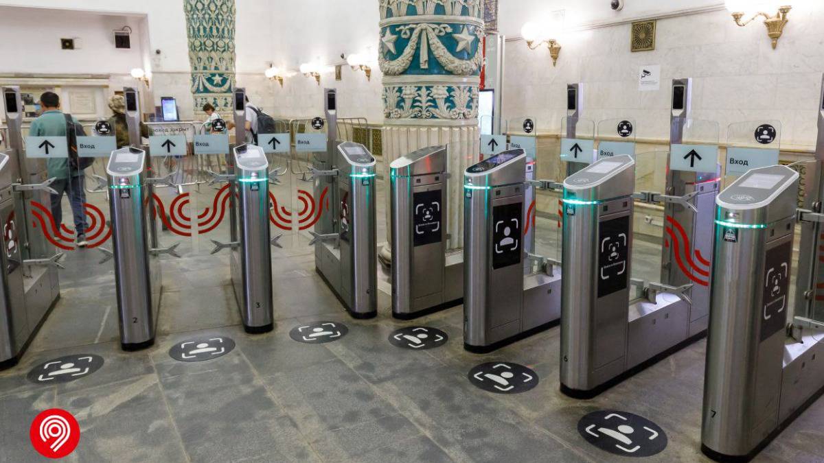 В метро появились указатели напольной навигации с обозначением оплаты по биометрии