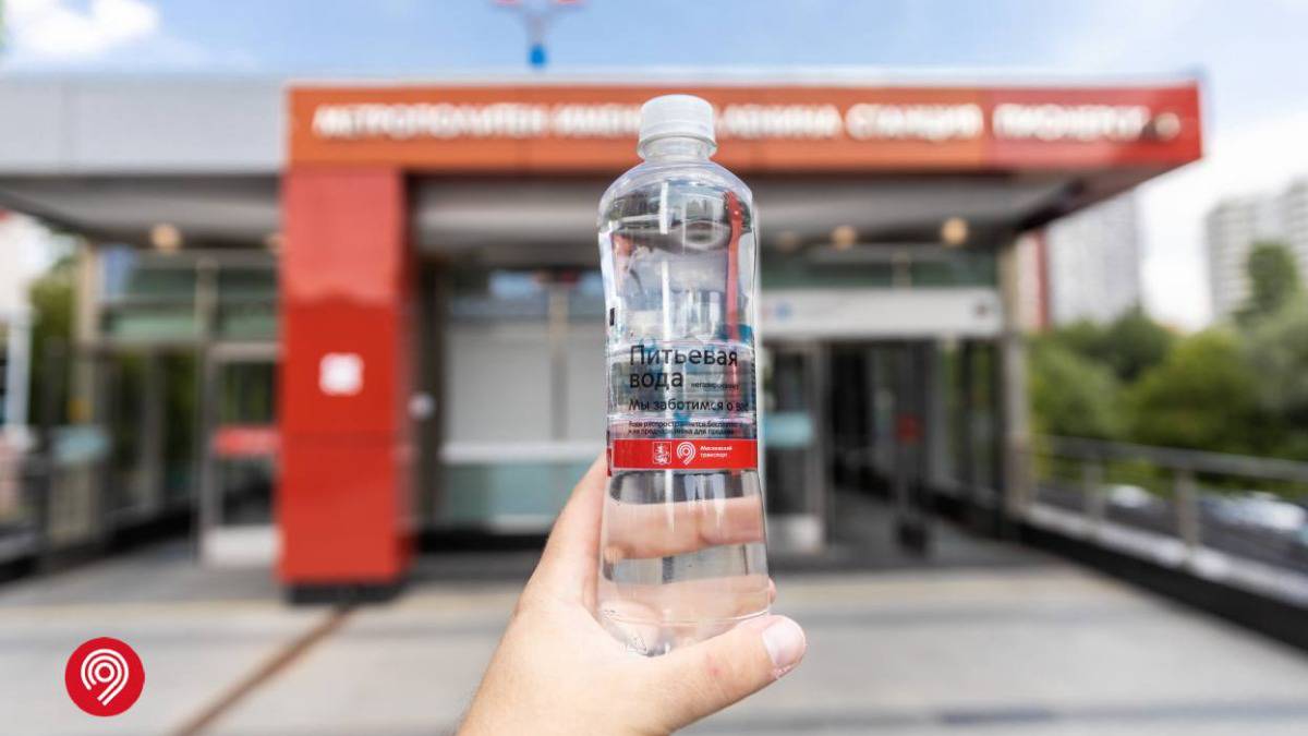 В городском транспорте Москвы из-за жары раздают питьевую воду