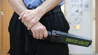 «Досматривать нельзя»: охранник объяснила, почему школа бессильна при нападениях