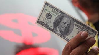 Курс доллара по ЦБ РФ впервые за полгода превысил 84 рубля