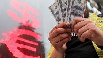 ЦБ установил курс доллара ниже 76 рублей впервые за 2,5 месяца