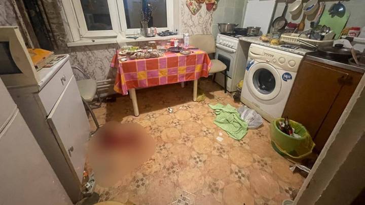 Тело мужчины с ножевыми ранениями нашли в квартире на юго-западе Москвы