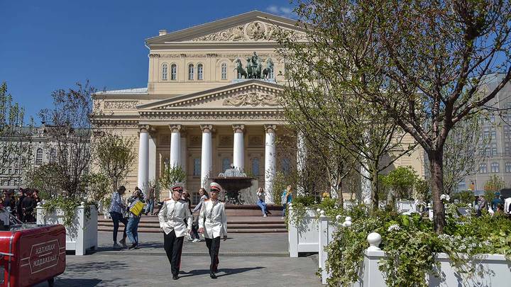 Большой театр во время фестиваля «Сады и цветы» в рамках большого фестиваля «Лето в Москве». Около театра только что высадили яблоневый сад / Фото: Наталья Феоктистова / Вечерняя Москва