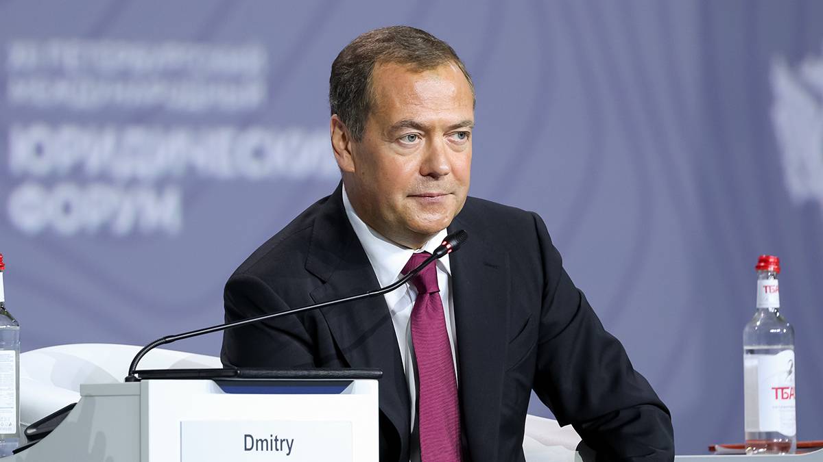 Медведев назвал переданных за границу в результате обмена россиян предателями