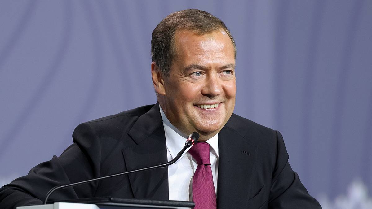 «Хоть чучело огородное»: Медведев раскрыл, кто на самом деле управляет США
