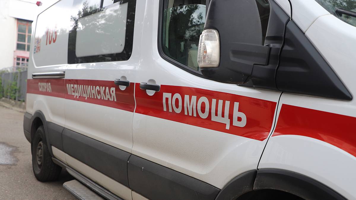Пожилую пациентку в Калужской области доставили к скорой помощи в ковше трактора