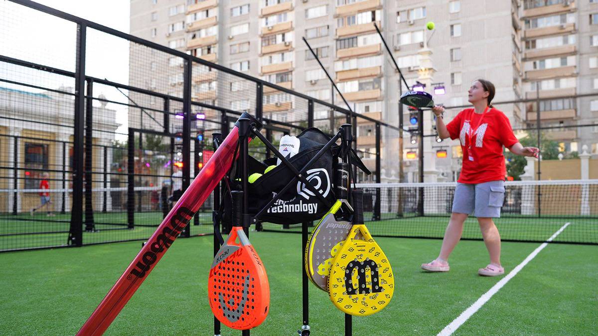Москвичам рассказали, где в столице можно поиграть в падел-теннис