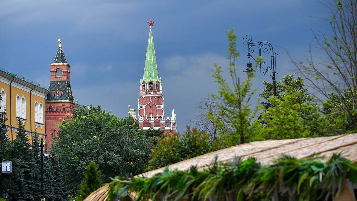 Гроза и сильный ветер ожидаются в Москве в воскресенье