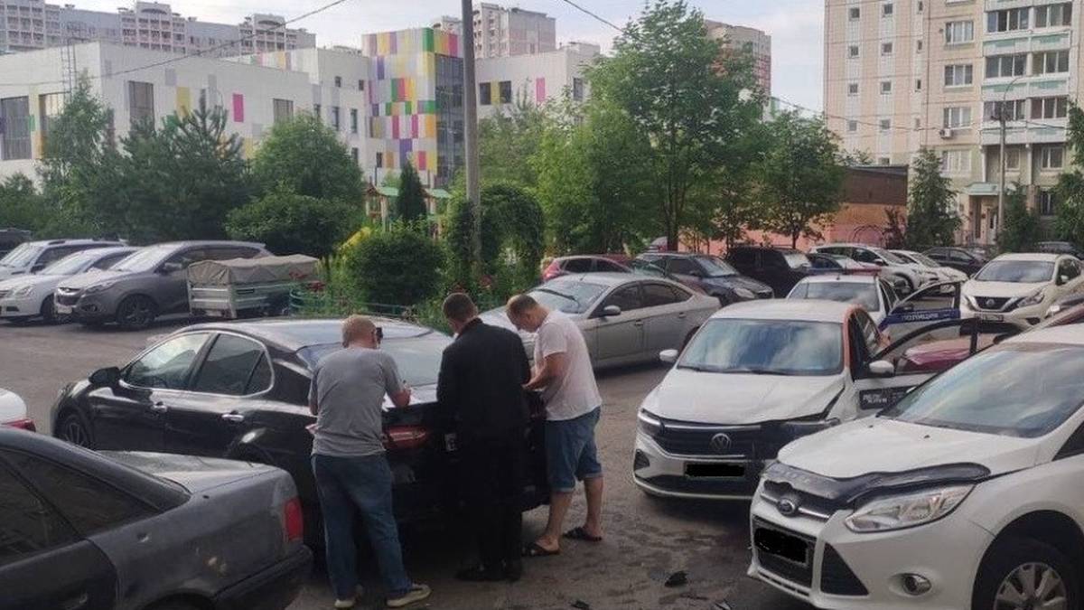 Пьяная автоледи протаранила три машины на парковке в Подольске