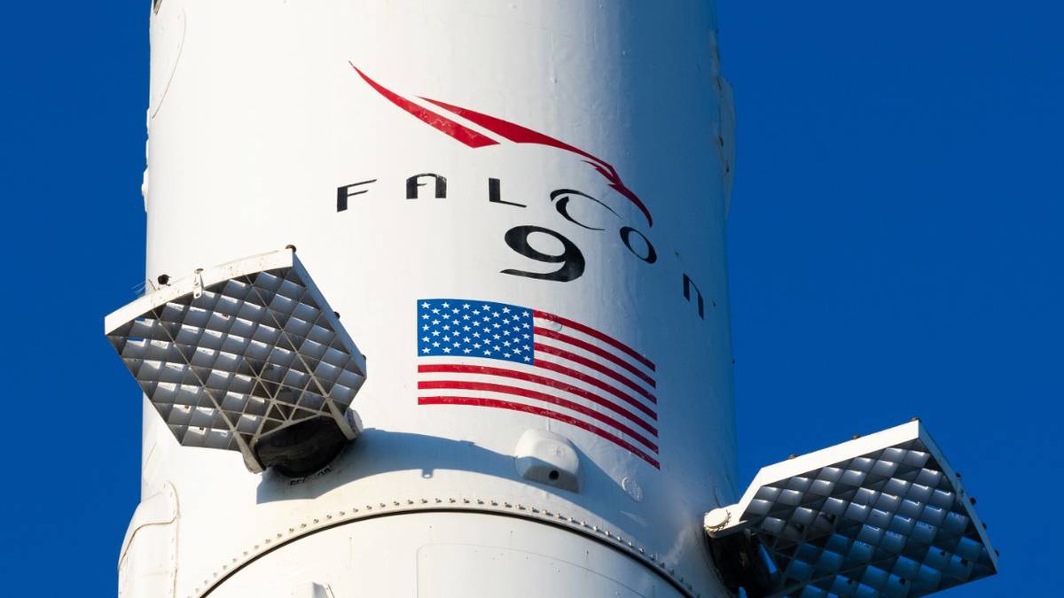 SpaceX назвала причину аварии при запуске Falcon 9