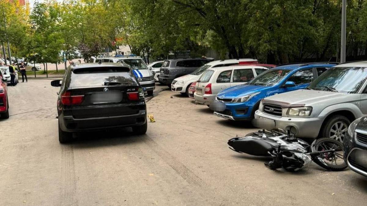 BMW столкнулся с мопедом на Северо-Западе столицы