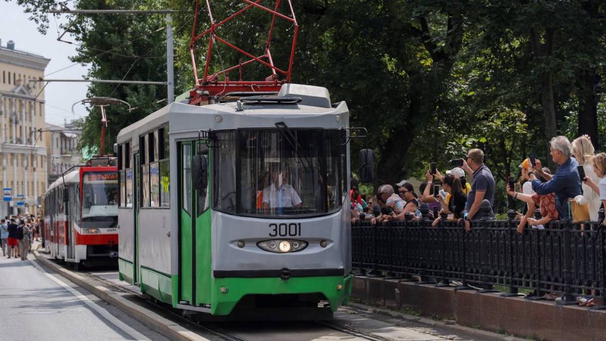 Около 150 тысяч человек посетили парад ретротранспорта в центре Москвы 