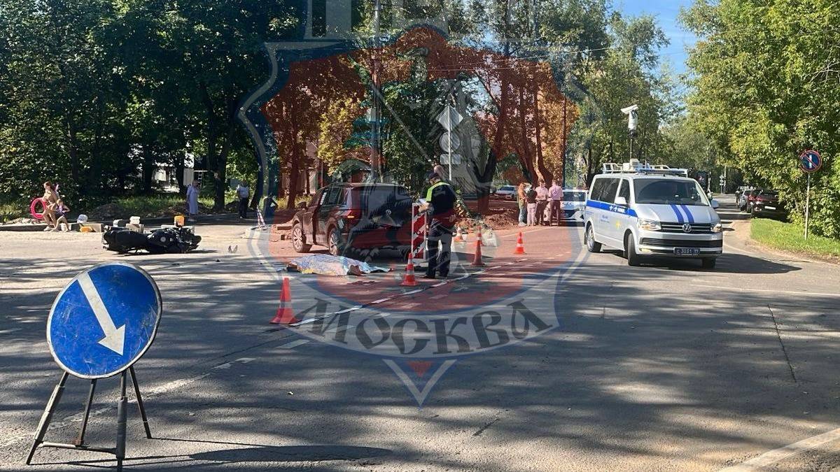 Мотоциклист разбился после столкновения с легковушкой на востоке Москвы