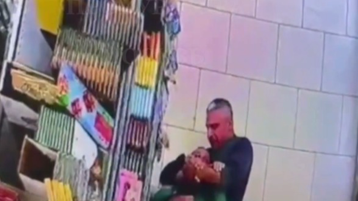 Сотрудник столичного магазина пырнул покупателя ножом в шею
