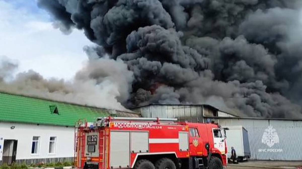 Крупный пожар произошел в ангаре с машинным маслом в Подмосковье