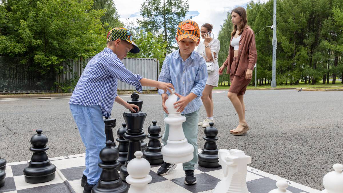 Любители шахмат отметили свой праздник у музея на Поклонной горе