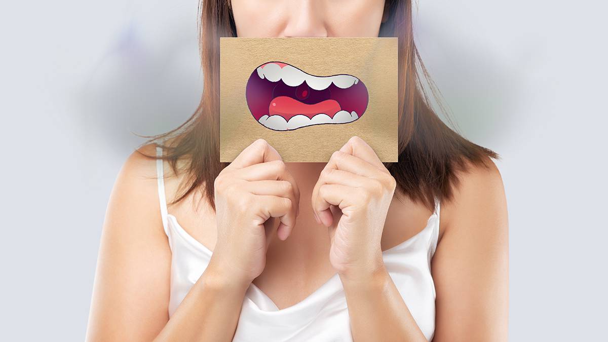 Стоматолог Сумцова назвала шесть причин возникновения плохого запаха изо рта