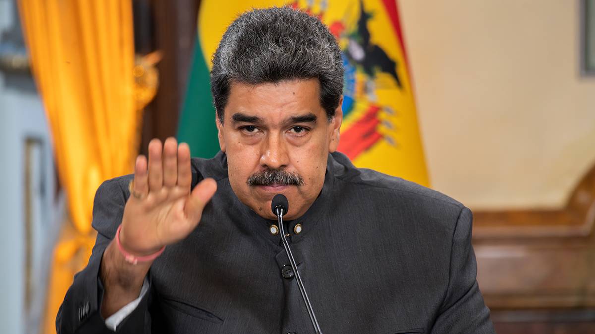 США и ЕС угрозами пытаются заставить Мадуро покинуть пост президента