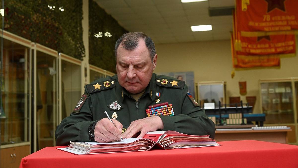 Экс-замминистра обороны держал дома картину с Шойгу в образе Кутузова