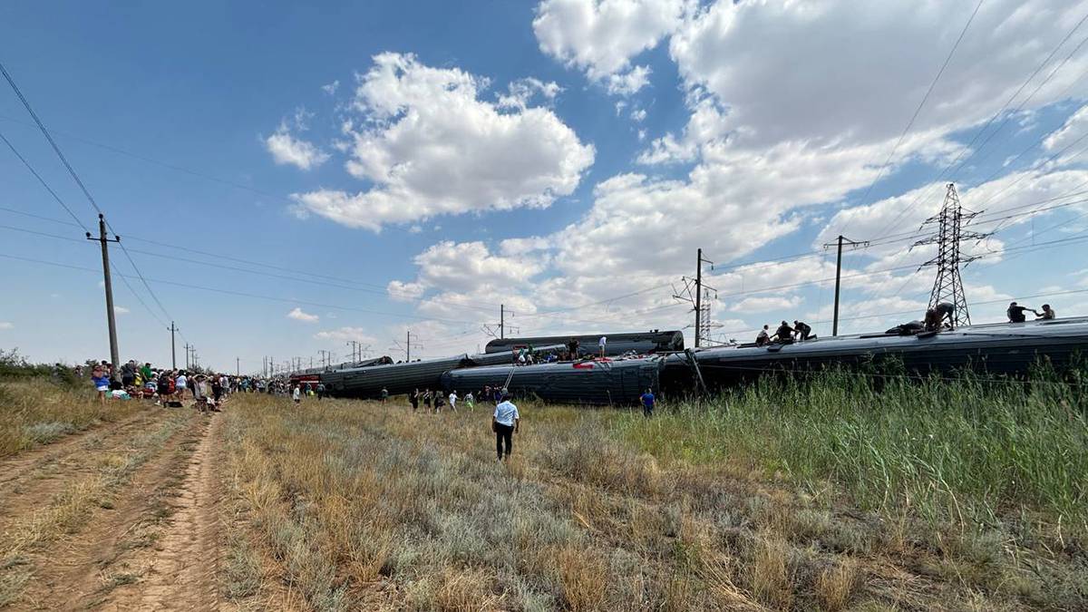 Водитель КамАЗа, в который врезался поезд, находится в тяжелом состоянии