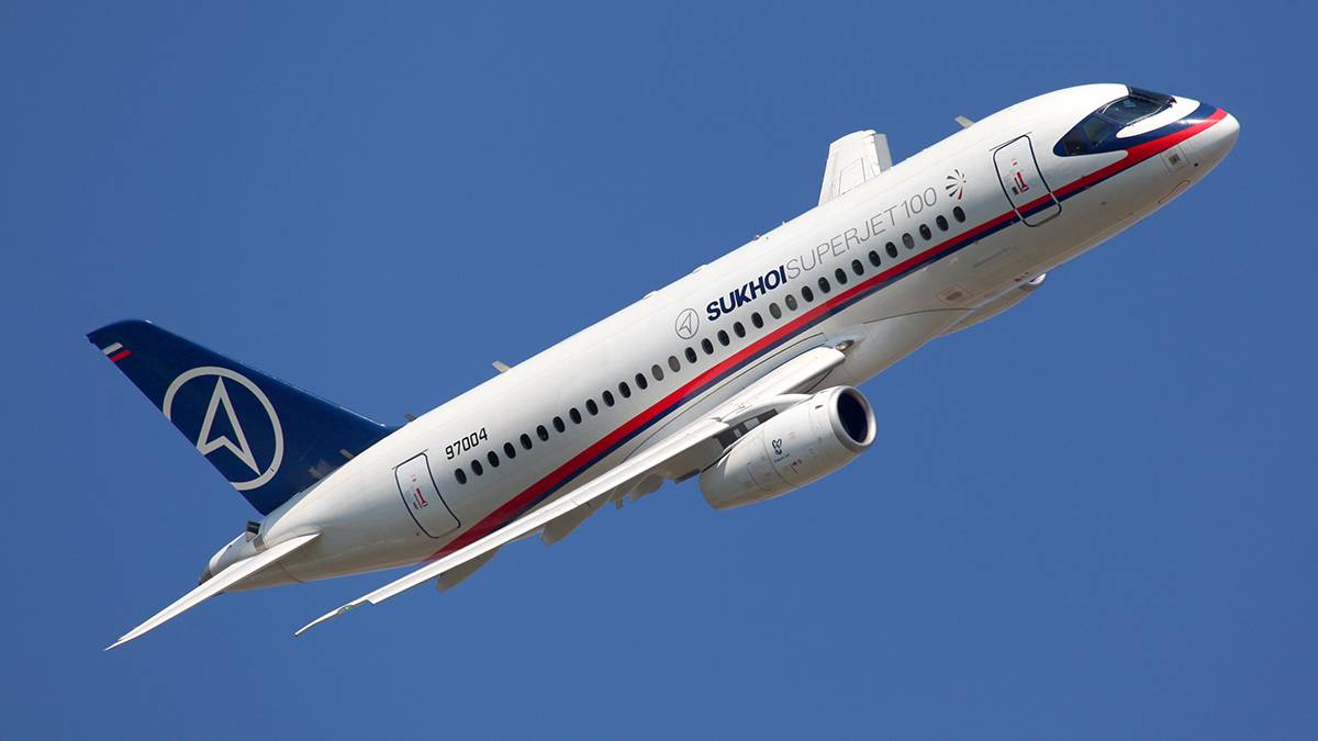 Shot: Superjet резко прервал взлет в Москве из-за подозрения на пожар в самолете