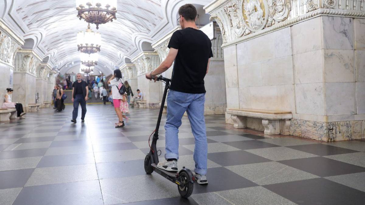 Москвичей предупредили о штрафах за катание на самокате на станциях метро
