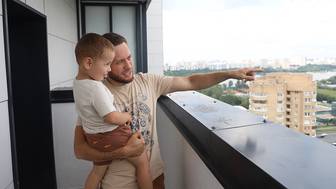 В Госдуме предложили ежегодно платить отцам миллион рублей за верность семье