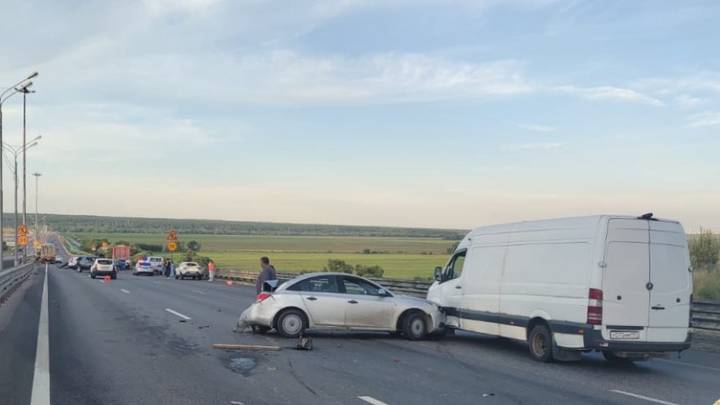 Грузовик протаранил 14 автомобилей на трассе в Серпухове