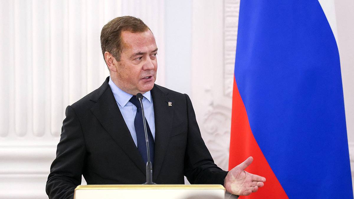 «В нашу пользу»: Медведев оценил обмен заключенными между Россией и США