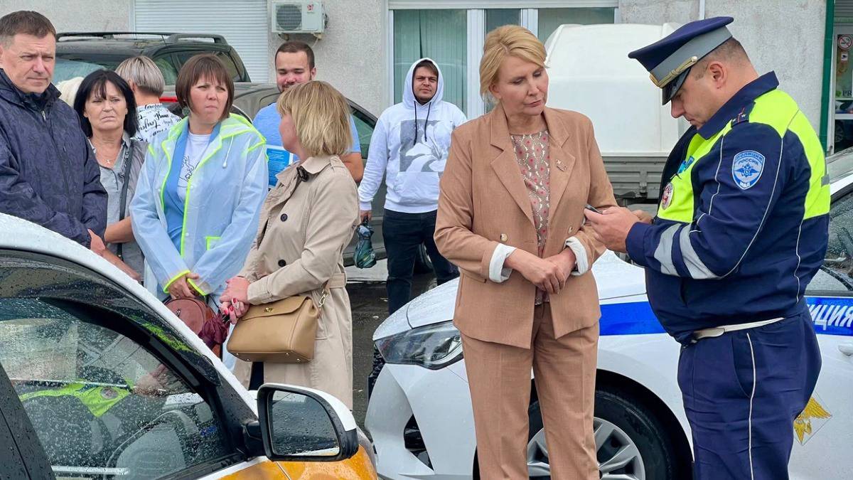 Депутат МГД Метлина провела рейд по выявлению нелегально припаркованных такси в Конькове
