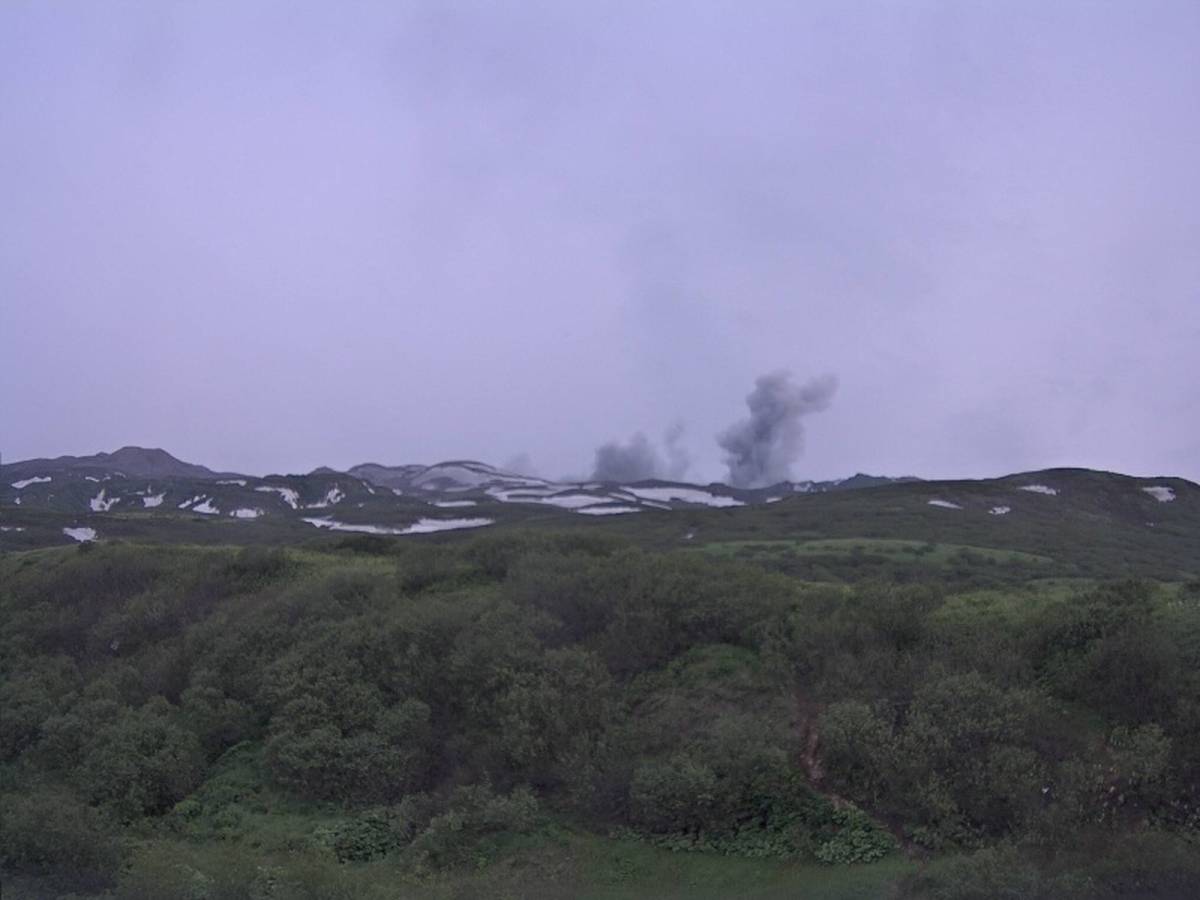 Столб пепла высотой четыре километра выбросил вулкан Эбеко на Курилах