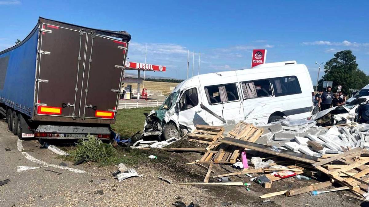 Смертельное ДТП с участием трех автомобилей произошло под Армавиром на Кубани