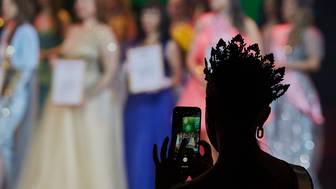 Накладные зубы выпали у участницы конкурса «Мисс Таиланд» во время выступления