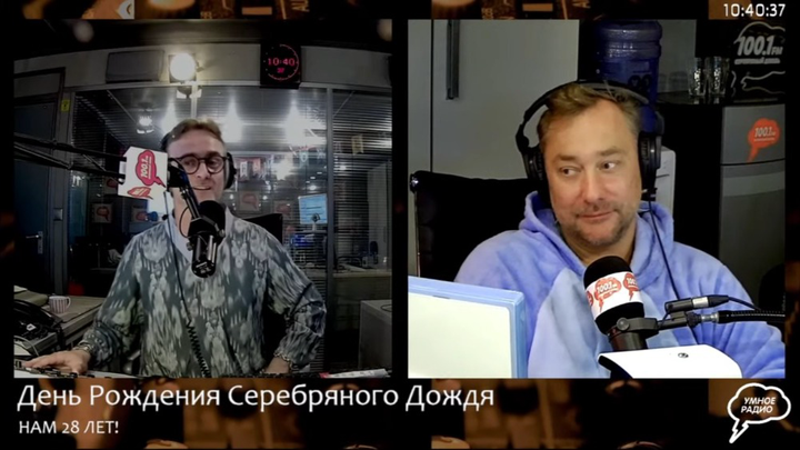 Виталий Езопов (справа) в эфире радиостанции «Серебряный дождь» 