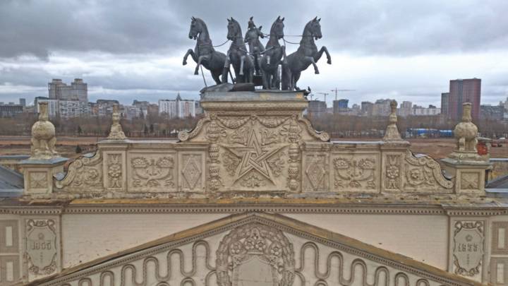 Квадрига по центру фасада