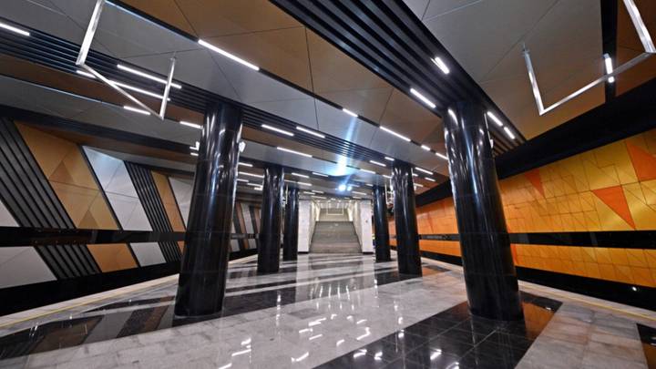 Оформление станции «Генерала Тюленева» напоминает георгиевскую ленту