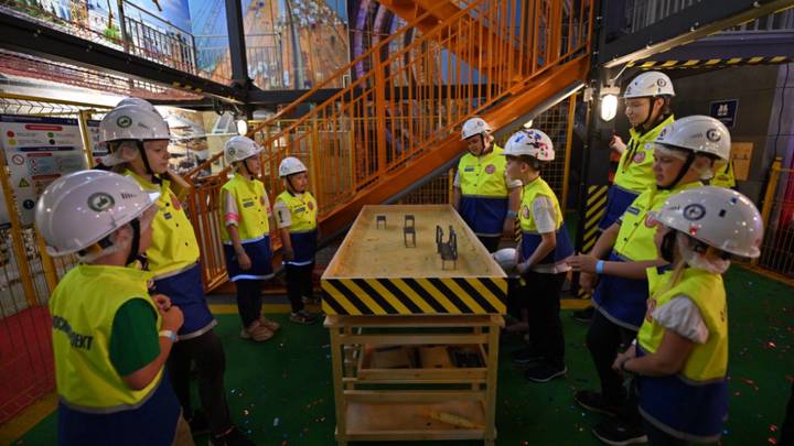 Юных посетителей игровой площадки в «Кидзании» поздравили с Днем строителя