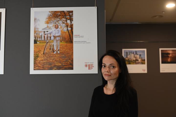 Столичный фотограф-любитель Марина Мякотина на фоне своей работы «Ботанический сад им. Цыцина». Она заняла третье место в номинации «Москва и москвичи. Комфортный город