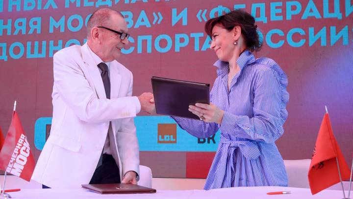 Главный редактор «ВМ» Александр Куприянов и президент Федерации городошного спорта Надежда Павлова подписали соглашение о сотрудничестве