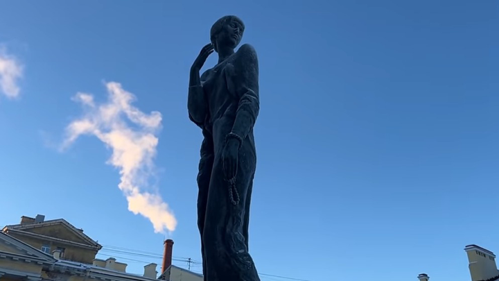 Памятник Анне Ахматовой напротив «Крестов»