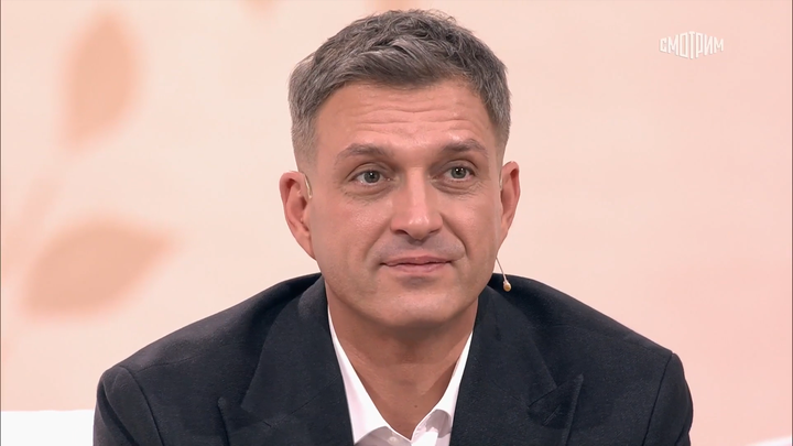 Актер Воловенко устроил дебош в самолете: что известно и что ему грозит