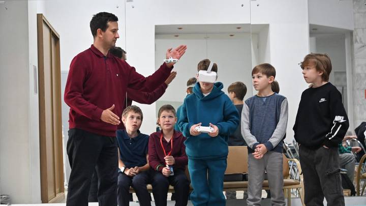 Юные конструкторы осваивают управление дронами Юные конструкторы осваивают управление дронами