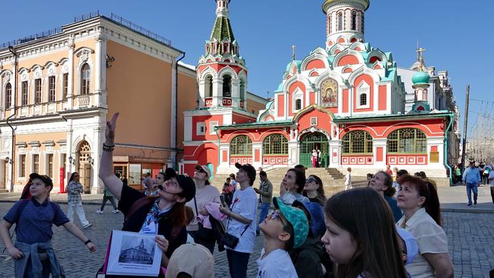 Участники акции «Дни исторического и культурного наследия» Москвы» в ходе экскурсии на Красной площади