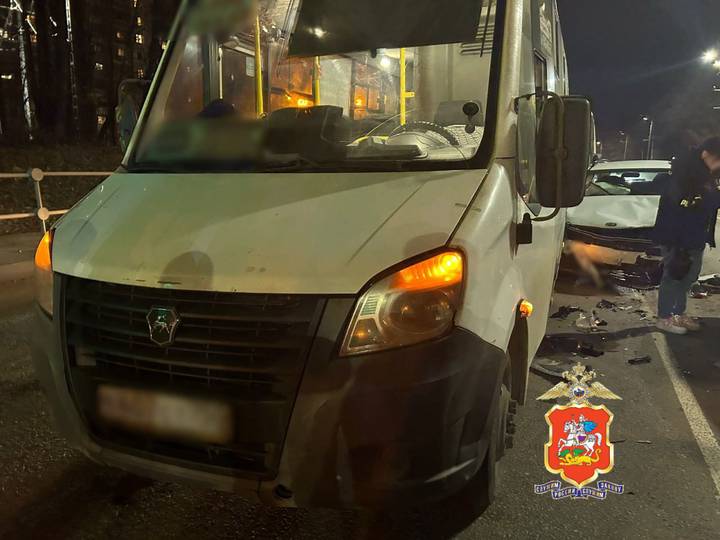 Три легковых автомобиля и два микроавтобуса столкнулись в Балашихе