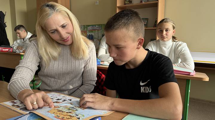 Гордо носят звание учителя: как педагогам из Мариуполя помогают московские волонтеры