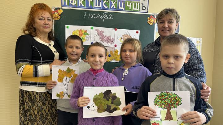 Гордо носят звание учителя: как педагогам из Мариуполя помогают московские волонтеры