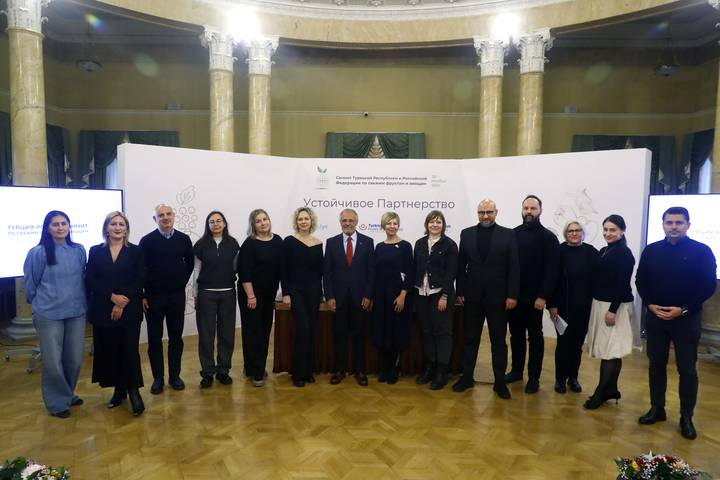 Али Кавак и другие представители турецкой делегации с журналистами, принявшими участие в круглом столе на площадке саммита